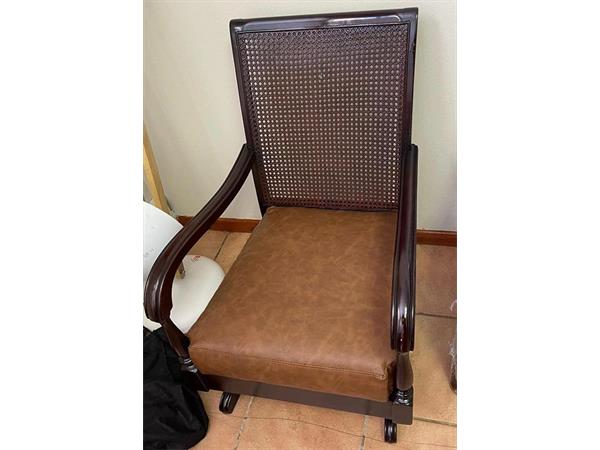 ~/upload/Lots/38523/bed7eynaiqiqm/LOT 014   Rocking chair upholstered with leather fabric_t600x450.jpg